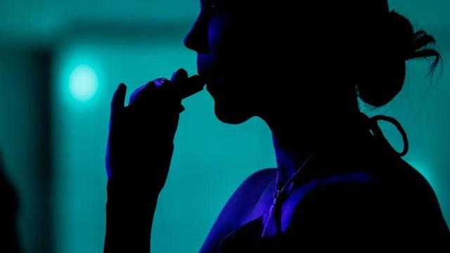 Una joven inhala un vapeador en una fiesta. Efe / Miguel Gutiérrez