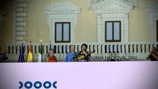 El Kanka, acompañado del alcalde de Málaga, Francisco de la Torre, con la guitarra en la mano, durante el pregón de la Feria de Málaga.