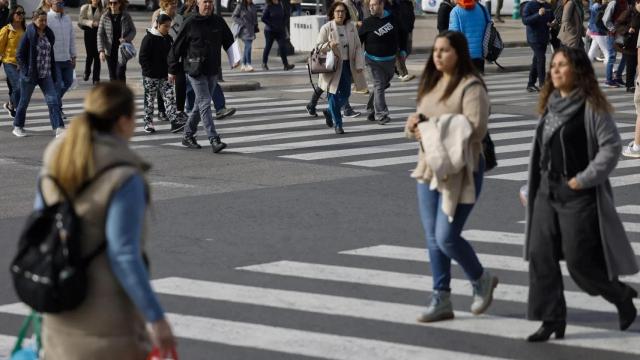 Un grupo de personas camina por el centro de Valencia, imagen de archivo. Efe / Ana Escobar