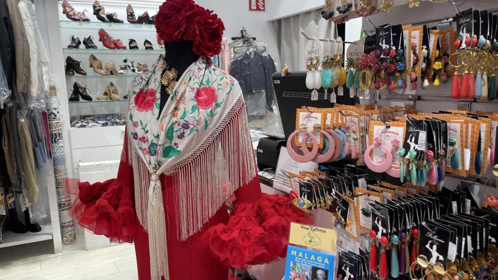 Una imagen de un vestido de flamenca con mantón.