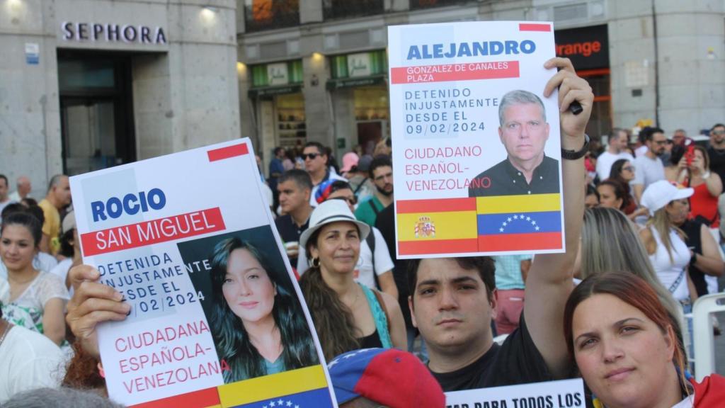 Manifestantes na Puerta del Sol exigem a libertação de Alejandro José Gonzalez De Canales Plaza e Rocío San Miguel em 2024.