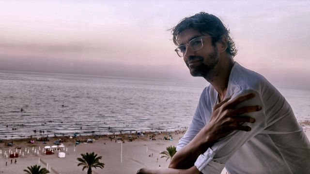 El actor español Javier Botet, en una terraza en la playa de Muchavista, en El Campello.
