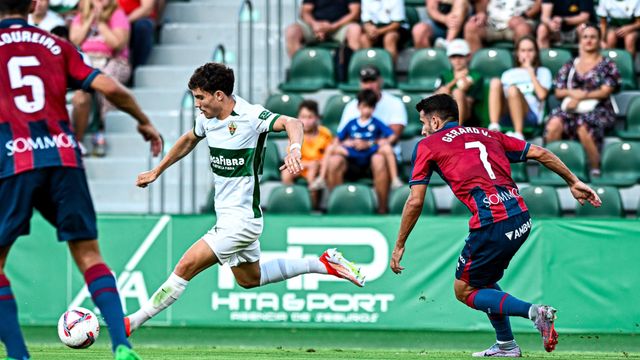 Remate de Yago Santiago que atrapa el meta rival en línea de gol.
