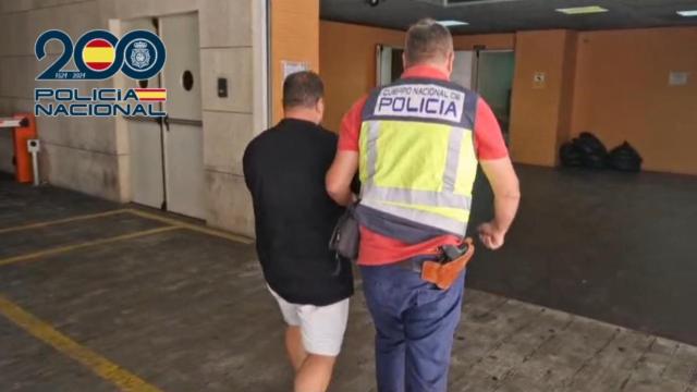 El sospechoso siendo detenido.