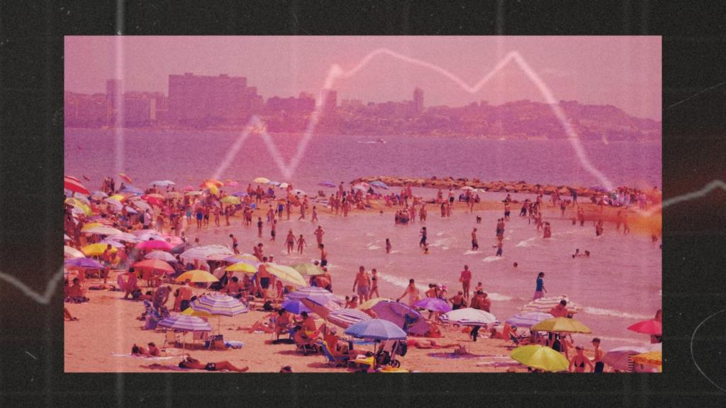 Montaje con una playa alicantina repleta de bañistas.