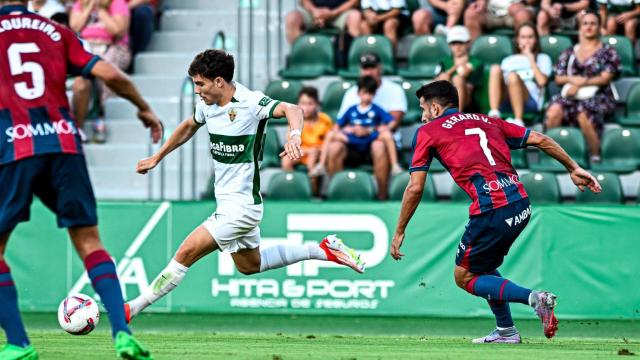 Remate de Yago Santiago que atrapa el meta rival en línea de gol.