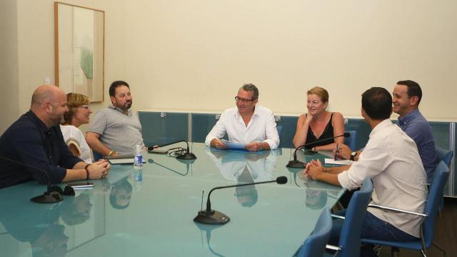 El presidente Toni Pérez, centro, con la diputada y alcaldes para abordar el problema este lunes.