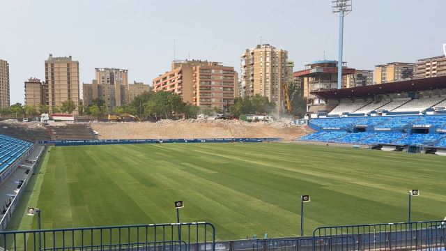 La Romareda estrena hierba: así se ve el estadio con el nuevo césped y sin su Gol Sur