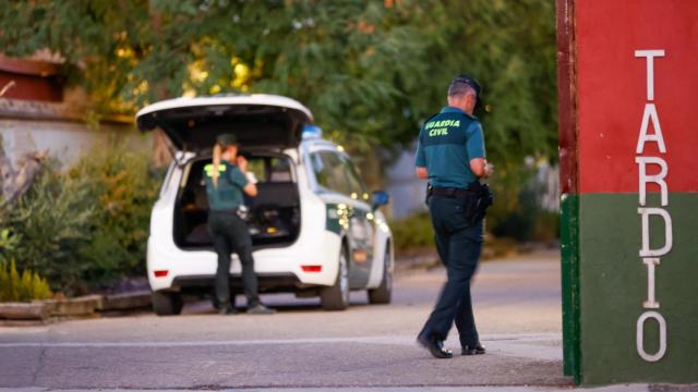 Agentes de la Guardia Civil en el polideportivo municipal donde fue asesinado el pequeño Mateo.