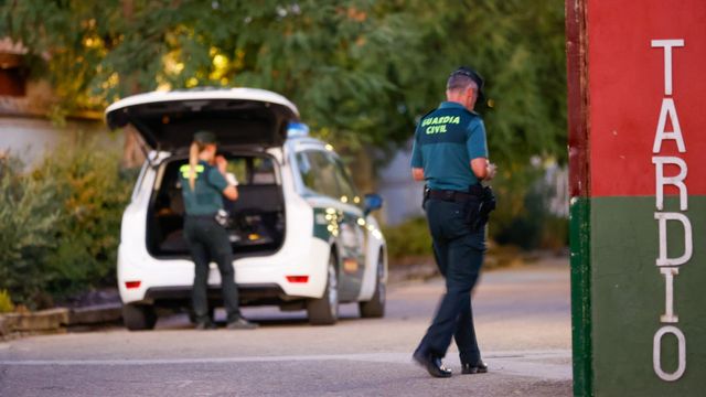 Agentes de la Guardia Civil en el polideportivo en el que fue apuñalado mortalmente Mateo, de sólo 11 años.
