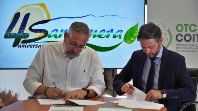 El alcalde de Santomera, Víctor Martínez, y el decano del Colegio de Ingenieros Técnicos Industriales (COITIRM), Miguel Ángel Sola, firman el nuevo acuerdo de colaboración.