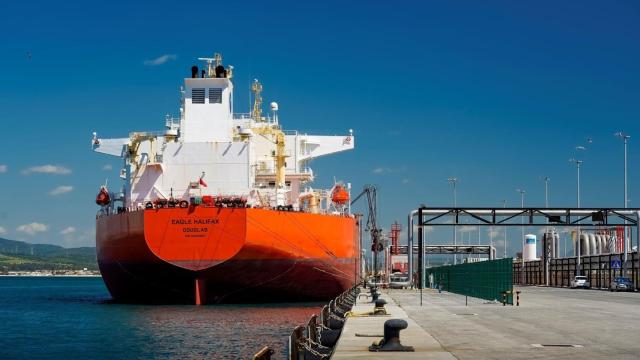Un barco carguero atracado en el Puerto de Algeciras.