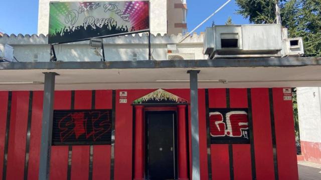 Fachada del bar 'Disco Pub Roger' en Villaverde, cerrado tras el incendio de este lunes.