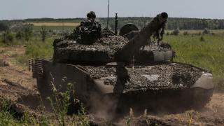 Un tanque T-80BVM ruso