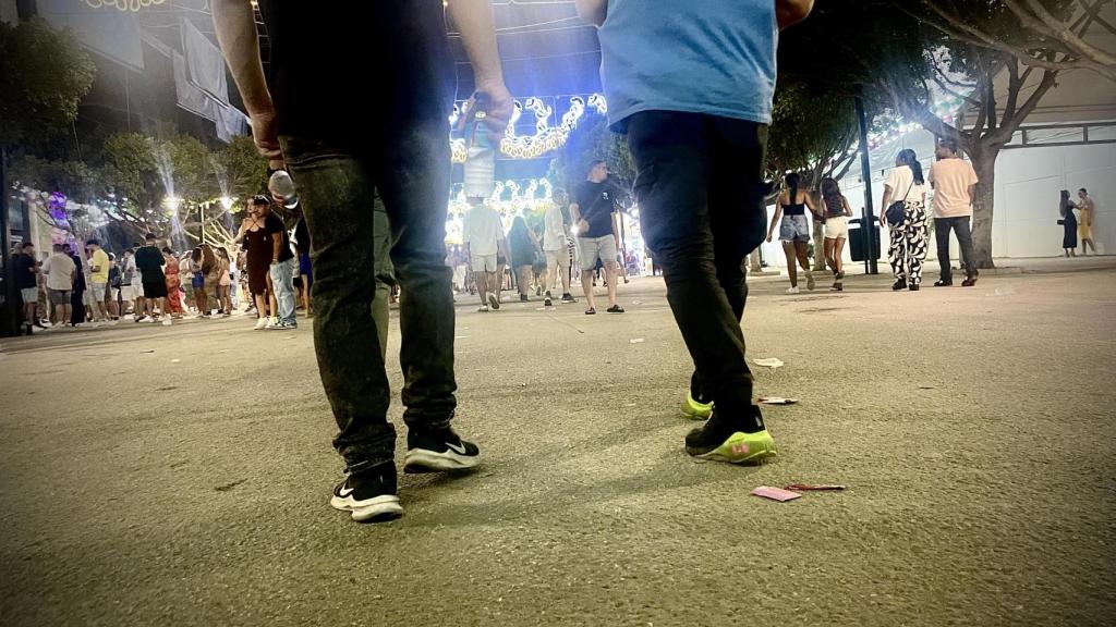 Dos de los policías caminando por el Real.