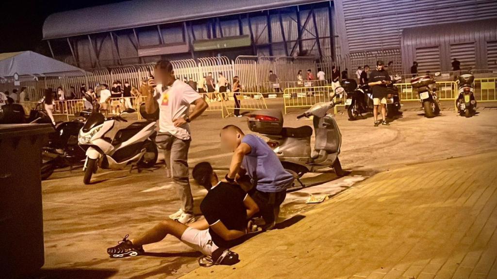 El detenido, en el suelo tras ser reducido.