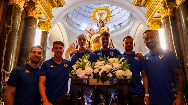 Jugadores del Hércules en la ofrenda floral.