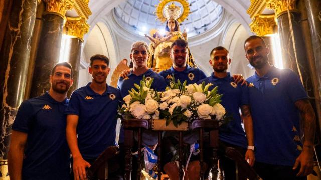 Jugadores del Hércules en la ofrenda floral.