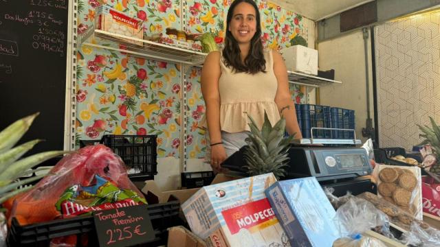 María Molpeceres en su camión de venta de productos