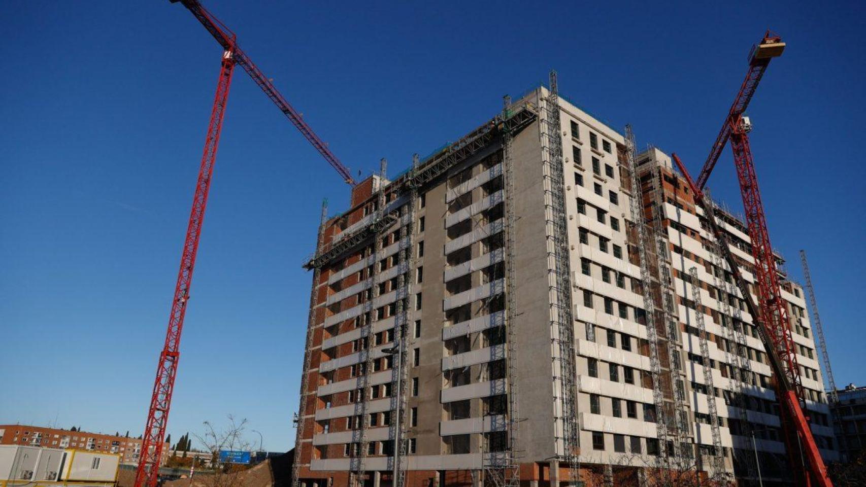 Imagen de un bloque de pisos en construcción.