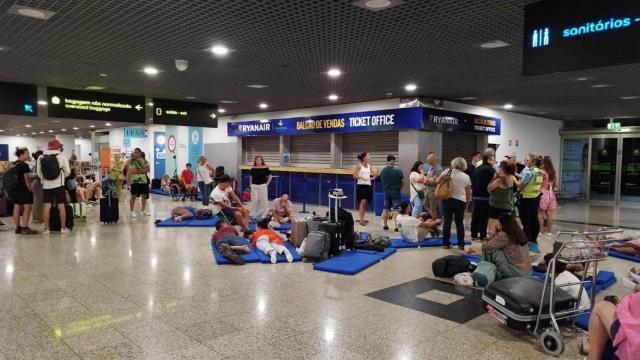 Pasajeros en el aeropuerto de la isla de Madeira donde se han producido escenas de caos por las cancelaciones de vuelos por el fuerte viento.