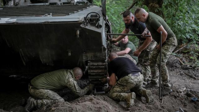 Militares ucranianos reparan un vehículo de combate en primera línea cerca de la ciudad de Chasiv Yar.