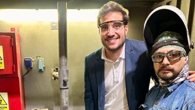 Diego junto a un trabajador.