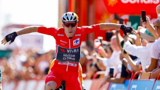 Wout Van Aert celebra su victoria en la tercera etapa de La Vuelta a España.