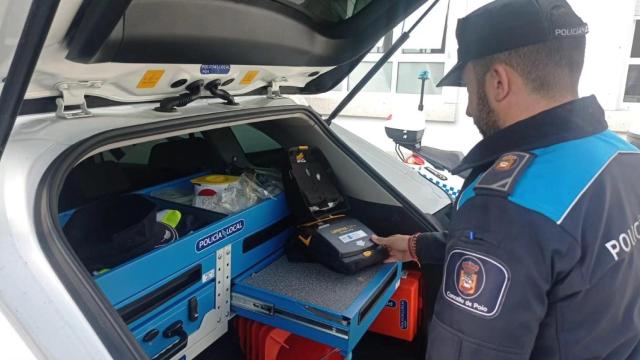Agente de la Policía Local de Poio con un desfibrilador DESA