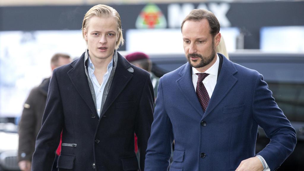 El príncipe Haakon de Noruega junto a Marius.