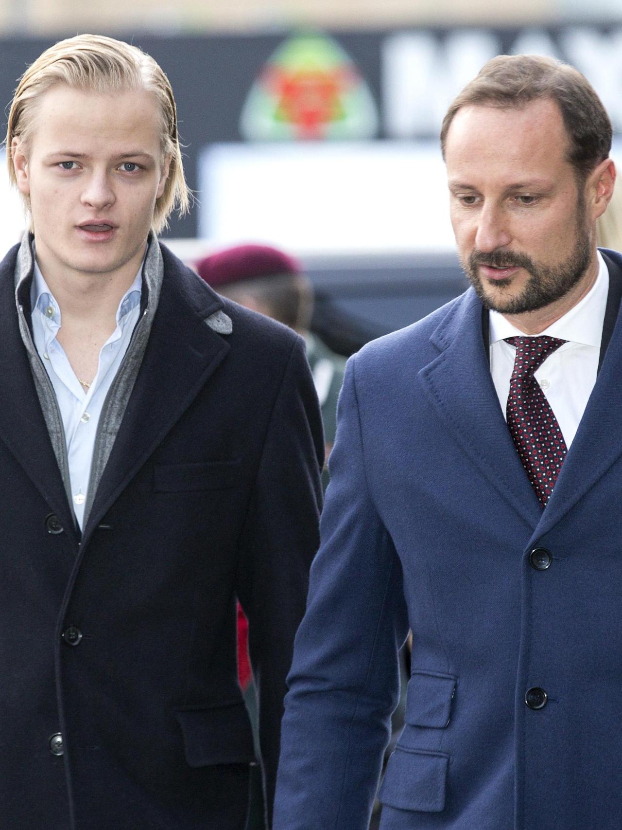 El príncipe Haakon de Noruega junto a Marius.