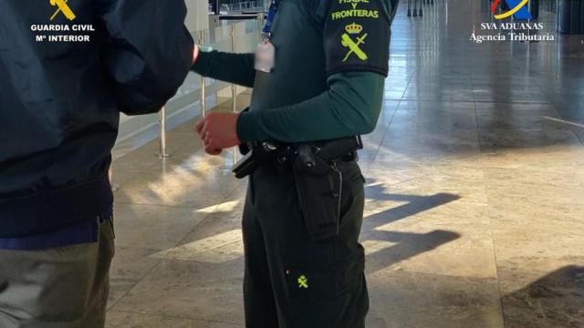 Interceptan 525 g de cocaína en el aeropuerto de Alicante oculta dentro de una caja modificada en Perú