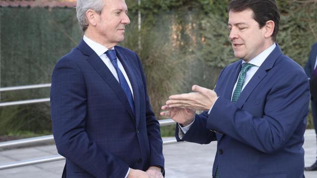 El presidente de la Junta de Castilla y León, Alfonso Fernández Mañueco, asiste a un desayuno informativo de La Razón con el presidente de la Xunta de Galicia, Alfonso Rueda Valenzuela.
