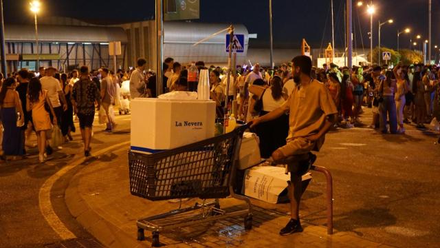 Un puesto de venta de hielo dentro del botellón.