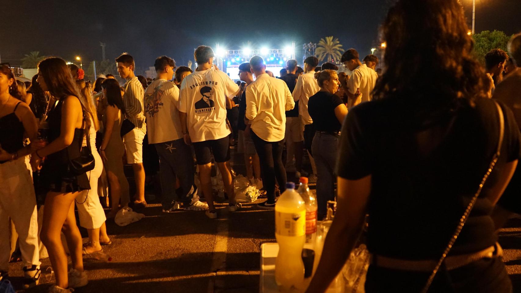 En imágenes | El 'botellón' sobrevive en la Feria de Málaga.