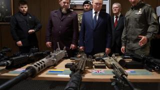 El presidente de Rusia, Vladimir Putin , y el jefe de la República de Chechenia, Ramzan Kadyrov, observan armas que se dice que fueron capturadas durante la campaña militar de Rusia en Ucrania.