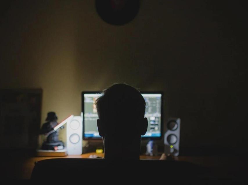 Un hombre frente a un ordenador.