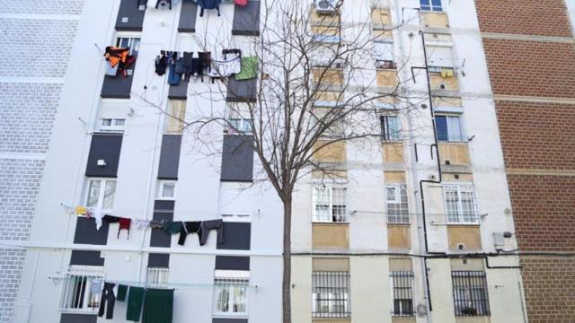 Imagen de archivo de un bloque de viviendas de protección oficial en Sevilla.