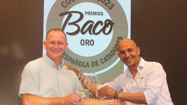 El mejor enólogo de vinos jóvenes de España, Pablo Estévez; junto al alcalde do Porriño, Alejandro Lorenzo
