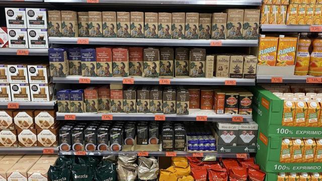 Una estantería de Mercadona con distintas marcas de café.