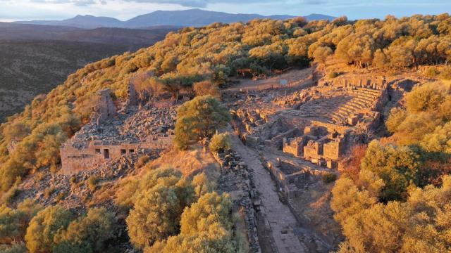 Fotografía aérea de la ciudad de Egas al amanecer.