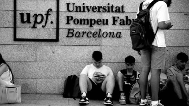 Estudiantes durante el primer día de los exámenes de selectividad, en la UPF Ciutadella