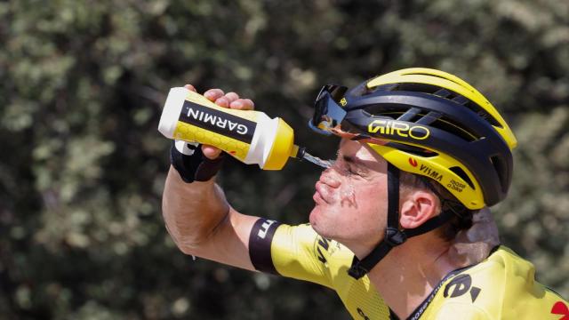 Sepp Kuss se refresca durante una etapa de La Vuelta 2024.