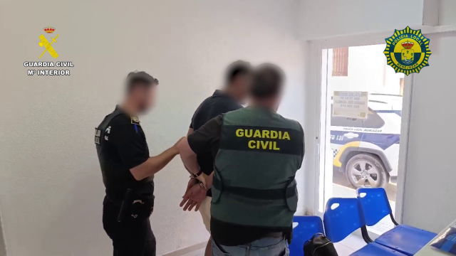 El hombre siendo detenido.
