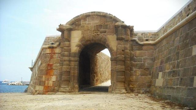 Una de las puertas de la muralla de Tabarca.