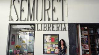 Judith Pino, dueña de la librería Semuret en la puerta de su negocio