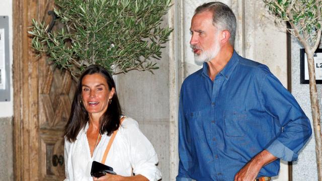 Primeras imágenes de Felipe y Letizia en Madrid tras sus vacaciones privadas: una cena casual frente al Palacio Real