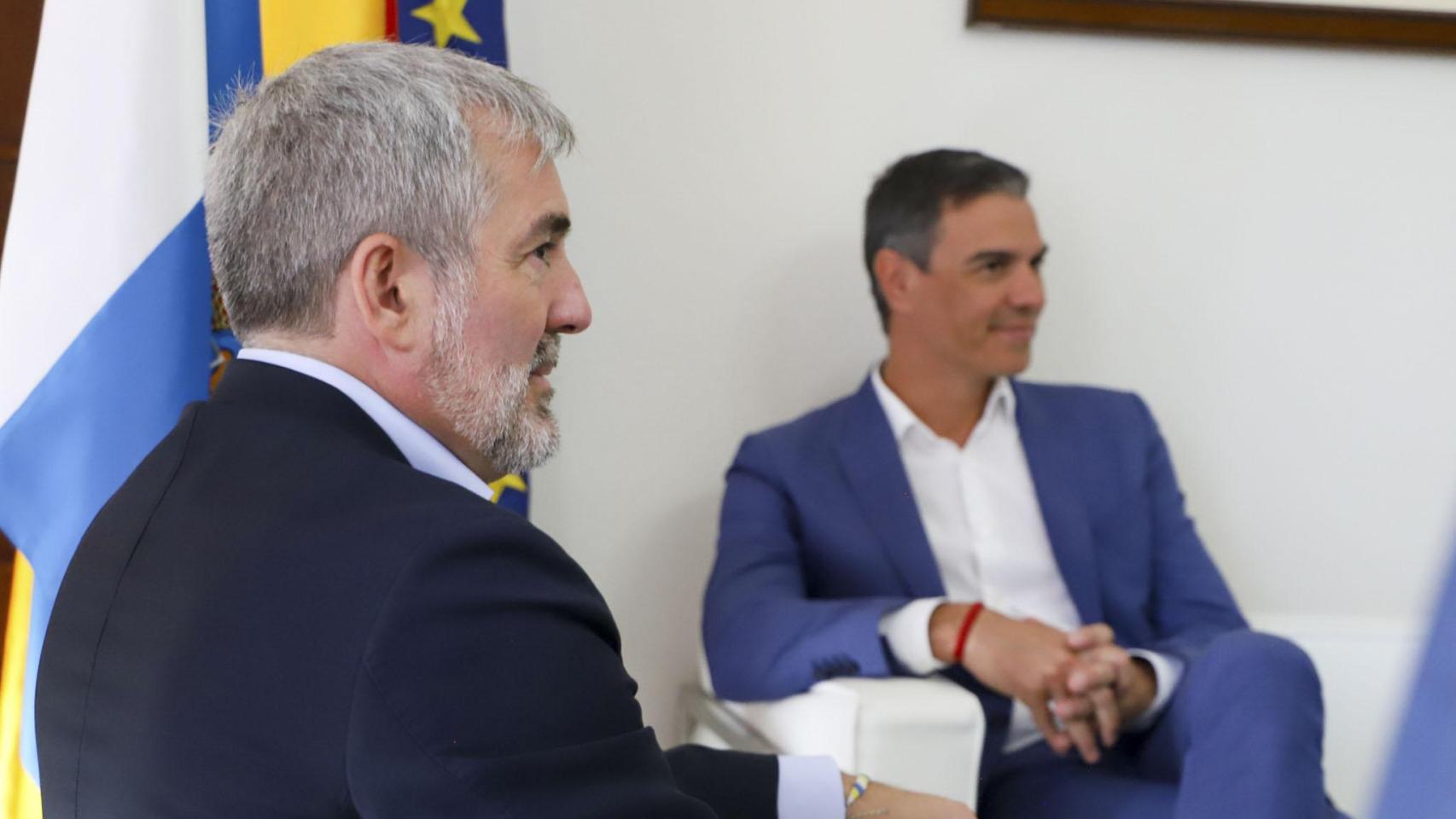 Fernando Clavijo, presidente de Canarias, y Pedro Sánchez, presidente del Gobierno, en La Palma, en plena crisis migratoria de septiembre de 2024