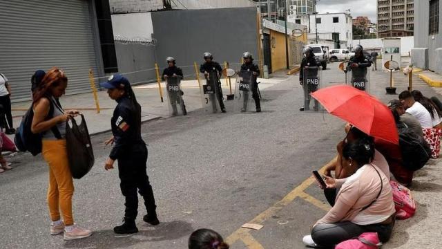 La policía venezolana registrando a una mujer en Caracas.