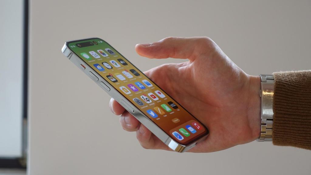 Usuario consultando aplicaciones en iPhone